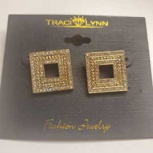 Beautiful gold tone earrings!!